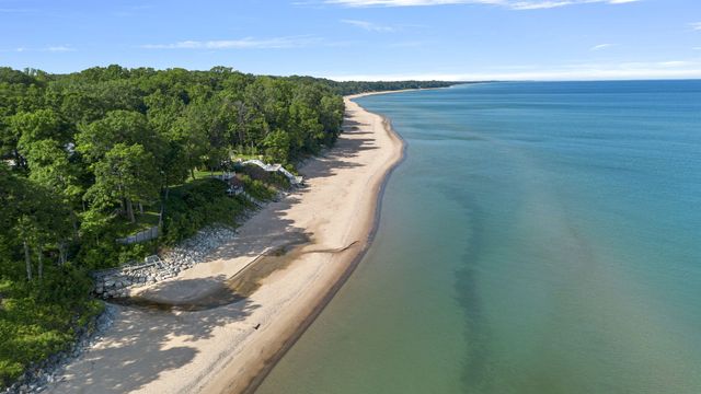12 Meadowood Lane, Lakeside, MI 49116
