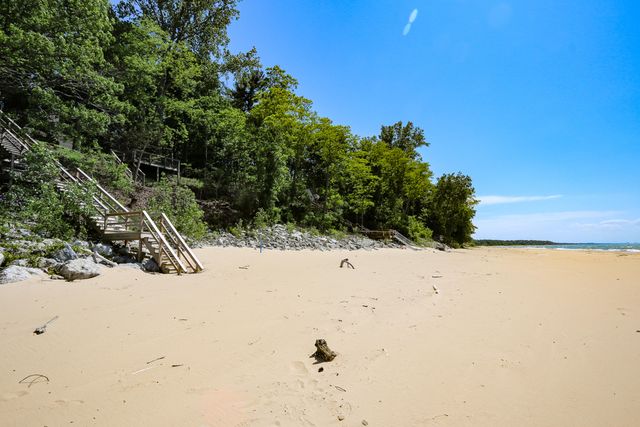 12 Meadowood Lane, Lakeside, MI 49116