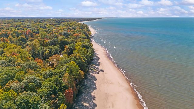 12 Meadowood Lane, Lakeside, MI 49116