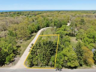 12 Meadowood Lane, Lakeside, MI 49116