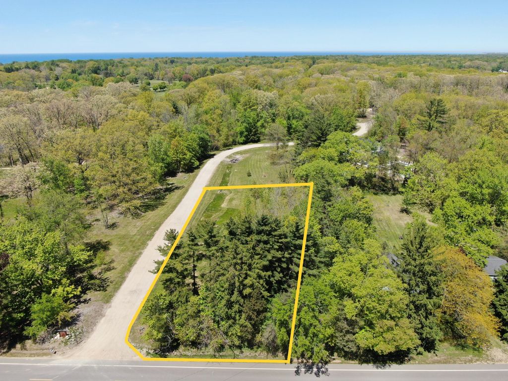 12 Meadowood Lane, Lakeside, MI 49116