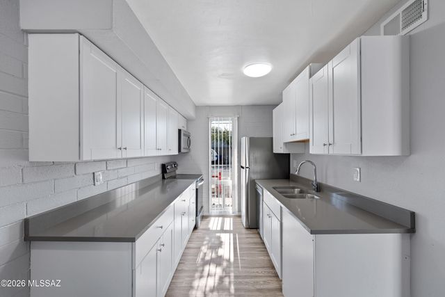 5570 E Hampton St Apt 220, Tucson, AZ 85712