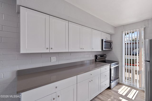 5570 E Hampton St Apt 220, Tucson, AZ 85712