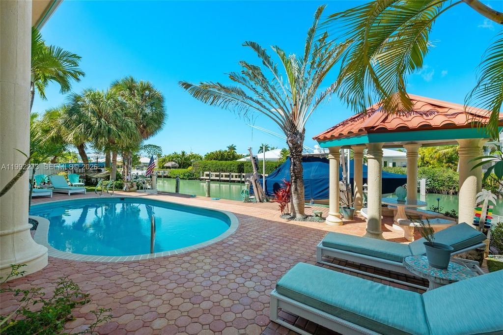 Image 5 of property listing at 431 12th St, Key Colony, FL 33051