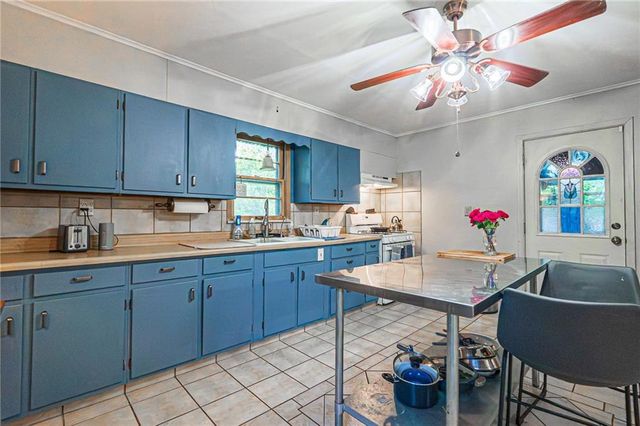 115 Spring Valley Avenue, Bonner Springs, KS 66012