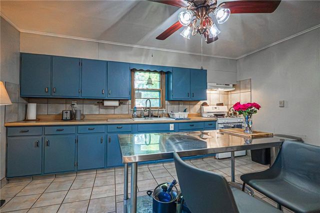 115 Spring Valley Avenue, Bonner Springs, KS 66012
