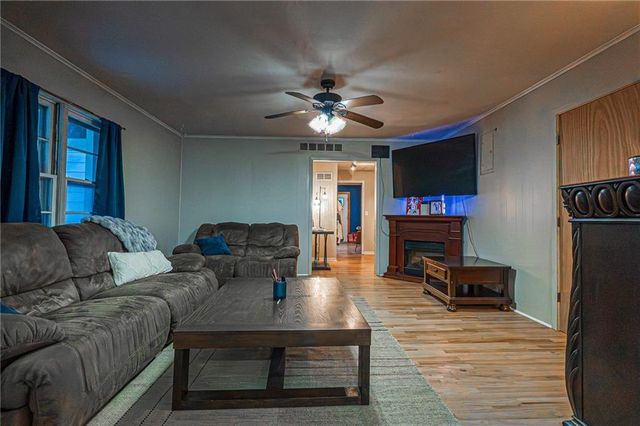 115 Spring Valley Avenue, Bonner Springs, KS 66012