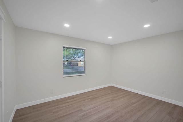 100 N Valley Street, Red Oak, TX 75154