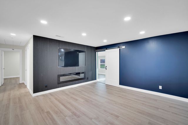 100 N Valley Street, Red Oak, TX 75154