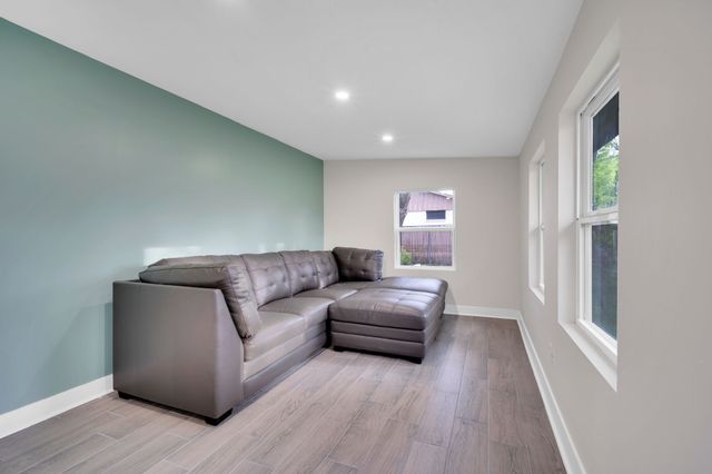 100 N Valley Street, Red Oak, TX 75154