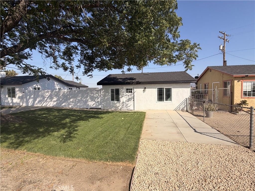 Image 2 of property listing at 1460 Redlands, Colton, CA 92324