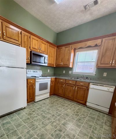 33 JAMESTOWN Loop, Millbrook, AL 36054
