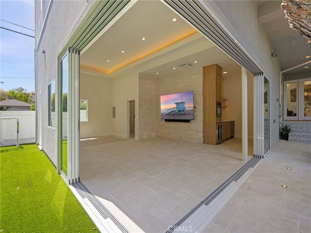 2300 John Street, Manhattan Beach, CA 90266