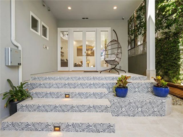 2300 John Street, Manhattan Beach, CA 90266