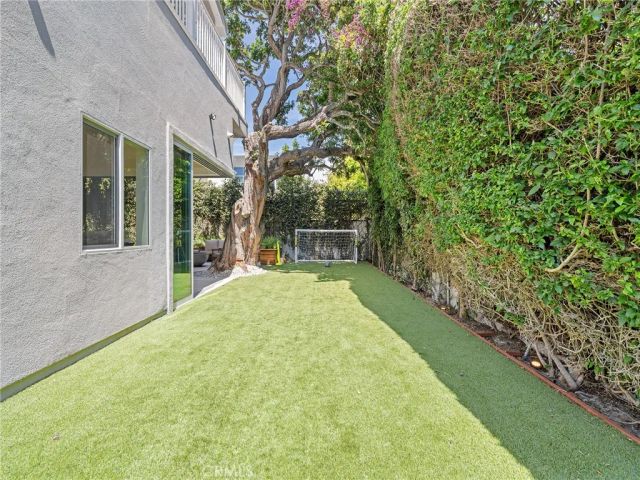 2300 John Street, Manhattan Beach, CA 90266