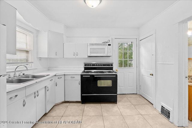 629 S Foster Avenue, Lansing, MI 48912