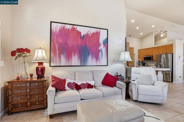 124 Greenmeadow Cir, Pittsburg, CA 94565