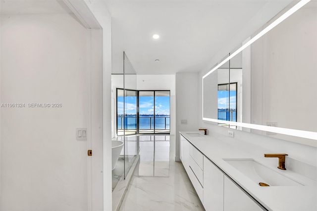 700 NE 24th St 1902, Miami, FL 33137