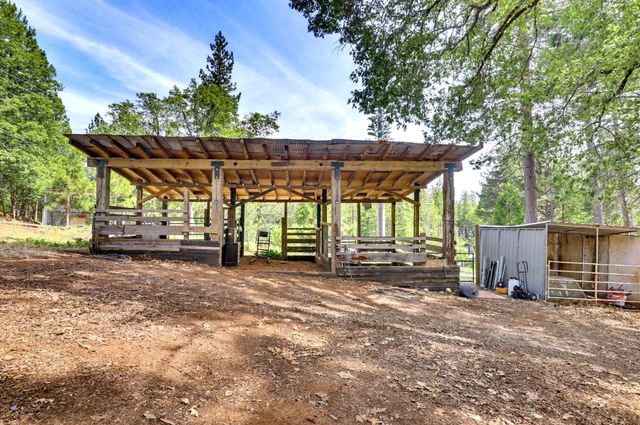14400 Cherokee Ln, Grass Valley, CA 95945