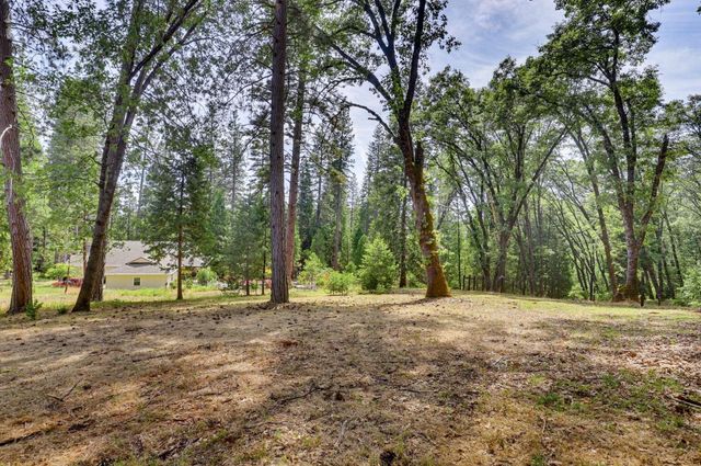14400 Cherokee Ln, Grass Valley, CA 95945