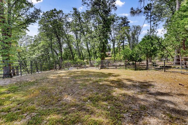 14400 Cherokee Ln, Grass Valley, CA 95945