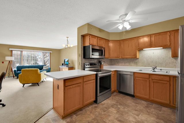 10320 W Whitnall Edge CIRCLE, Franklin, WI 53132