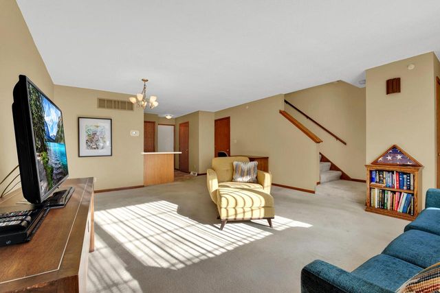 10320 W Whitnall Edge CIRCLE, Franklin, WI 53132