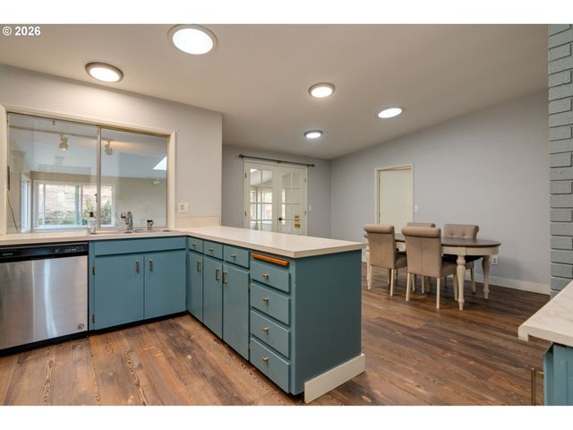 1020 WINDEMERE Dr Nw, Salem, OR 97304