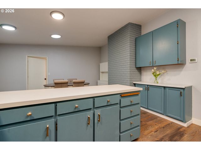 1020 WINDEMERE Dr Nw, Salem, OR 97304