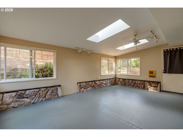 1020 WINDEMERE Dr Nw, Salem, OR 97304
