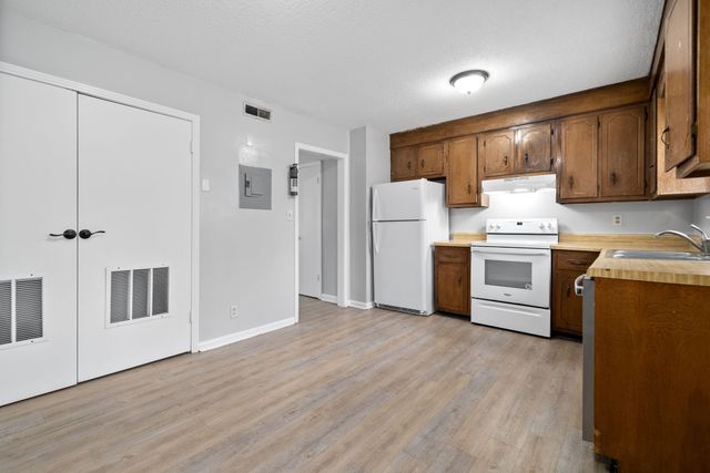 140 Darlene Dr Apt 4, Clarksville, TN 37042