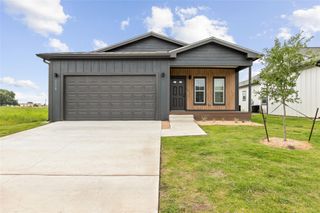 2028 Applewood DR, Lockhart, TX 78644