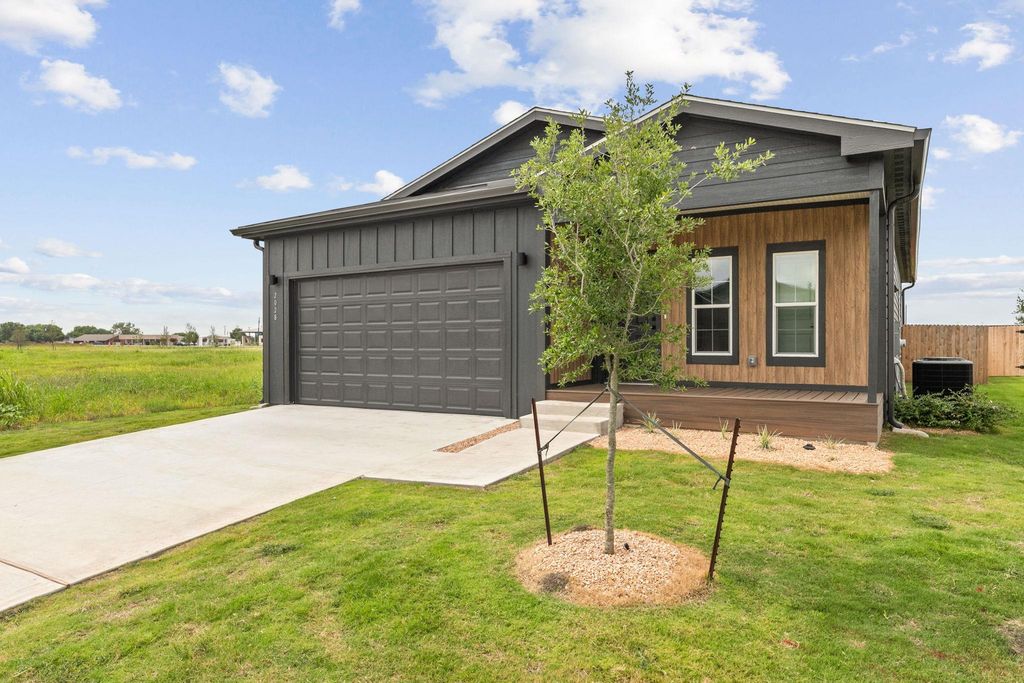 2028 Applewood DR, Lockhart, TX 78644