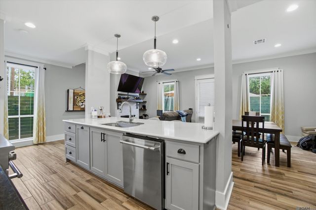 421 St Thomas Ln, Baton Rouge, LA 70806
