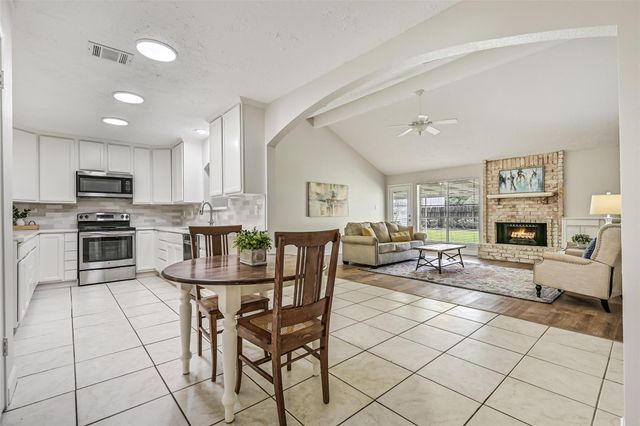 305 Westwood Drive, Friendswood, TX 77546