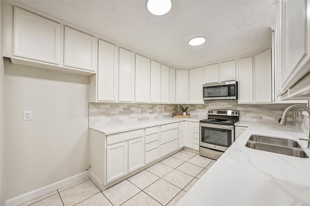 305 Westwood Drive, Friendswood, TX 77546