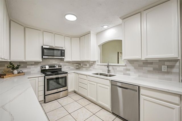 305 Westwood Drive, Friendswood, TX 77546