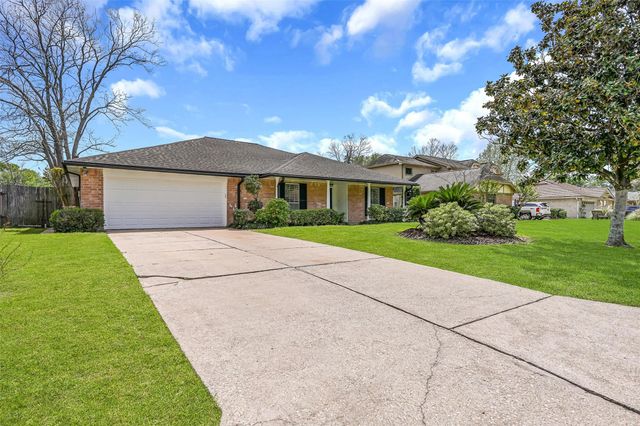 305 Westwood Drive, Friendswood, TX 77546