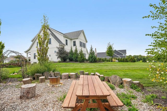 N52W30598 Moraine DRIVE, Hartland, WI 53029