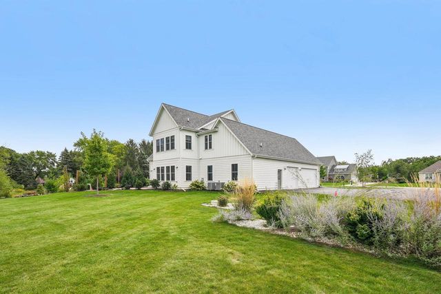 N52W30598 Moraine DRIVE, Hartland, WI 53029