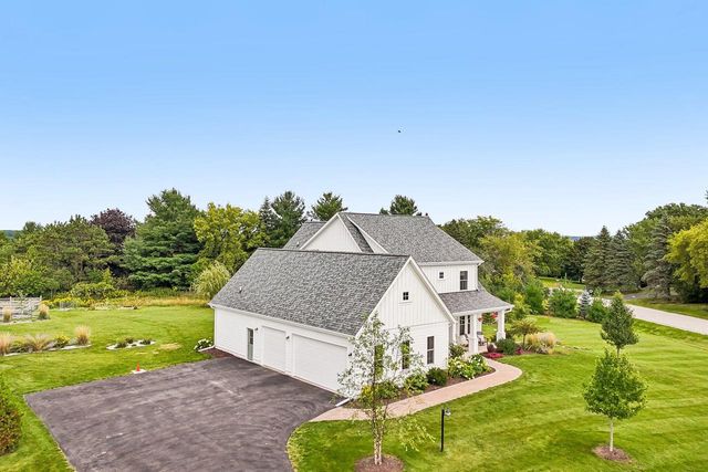 N52W30598 Moraine DRIVE, Hartland, WI 53029