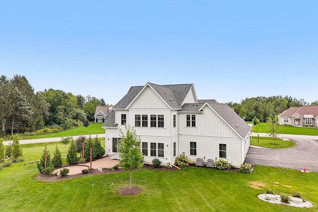 N52W30598 Moraine DRIVE, Hartland, WI 53029