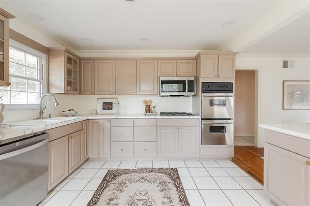 1908 Dorchester Drive, Nichols Hills, OK 73120