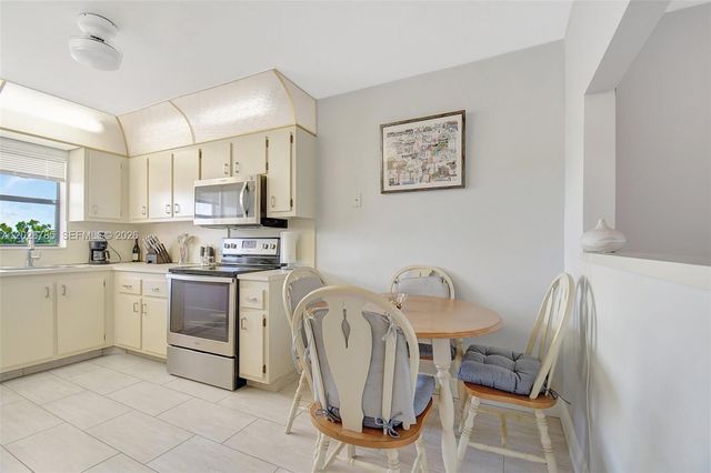 10145 Sunrise Lakes Blvd 403, Sunrise, FL 33322