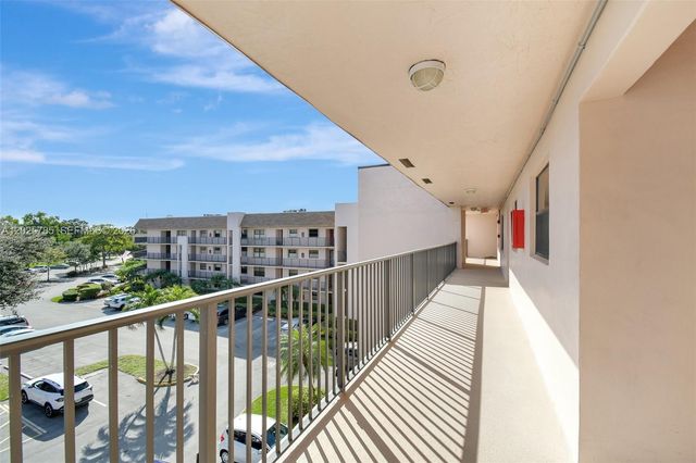 10145 Sunrise Lakes Blvd 403, Sunrise, FL 33322