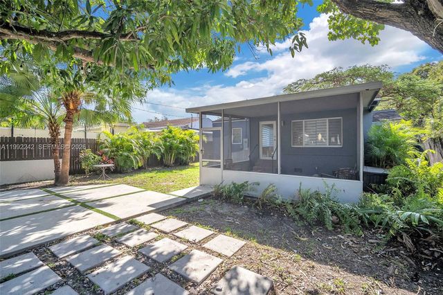 2537 SW 15th St, Miami, FL 33145