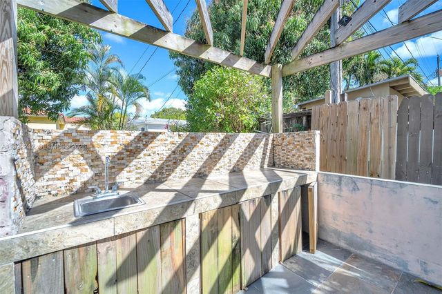 2537 SW 15th St, Miami, FL 33145