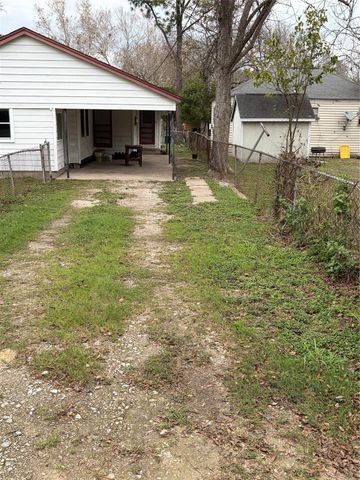 719 16th Avenue N, Texas City, TX 77590