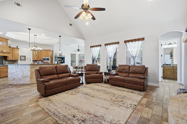 111 Flying Diamond Drive, Springtown, TX 76082