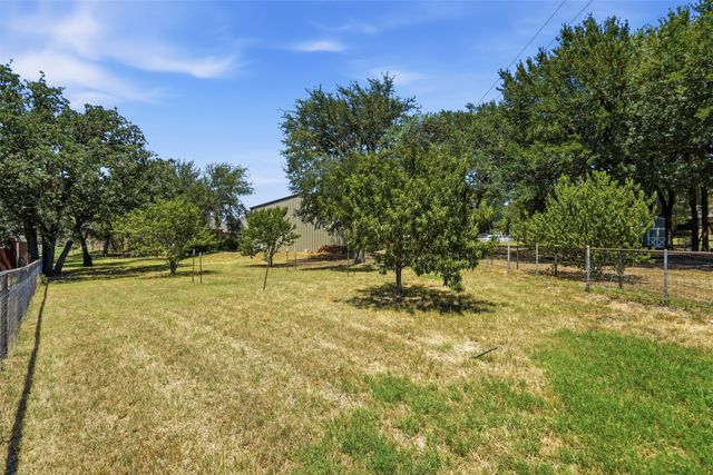 111 Flying Diamond Drive, Springtown, TX 76082
